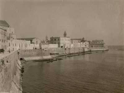 Parallelamente partirono anche i lavori per la colmata pi� complessa di tutto il progetto, quella che avrebbe dovuto circumnavigare il centro storico e la Muraglia, che all�epoca era bagnata dall�acqua